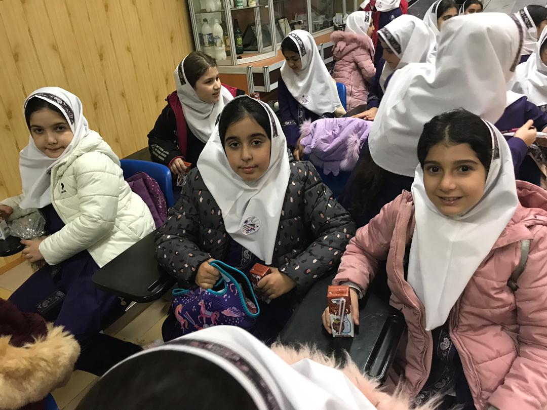 بازديد دانش آموزان پایه چهارم دبستان باران اندیشه از كارخانه توليد شير پگاه گيلان